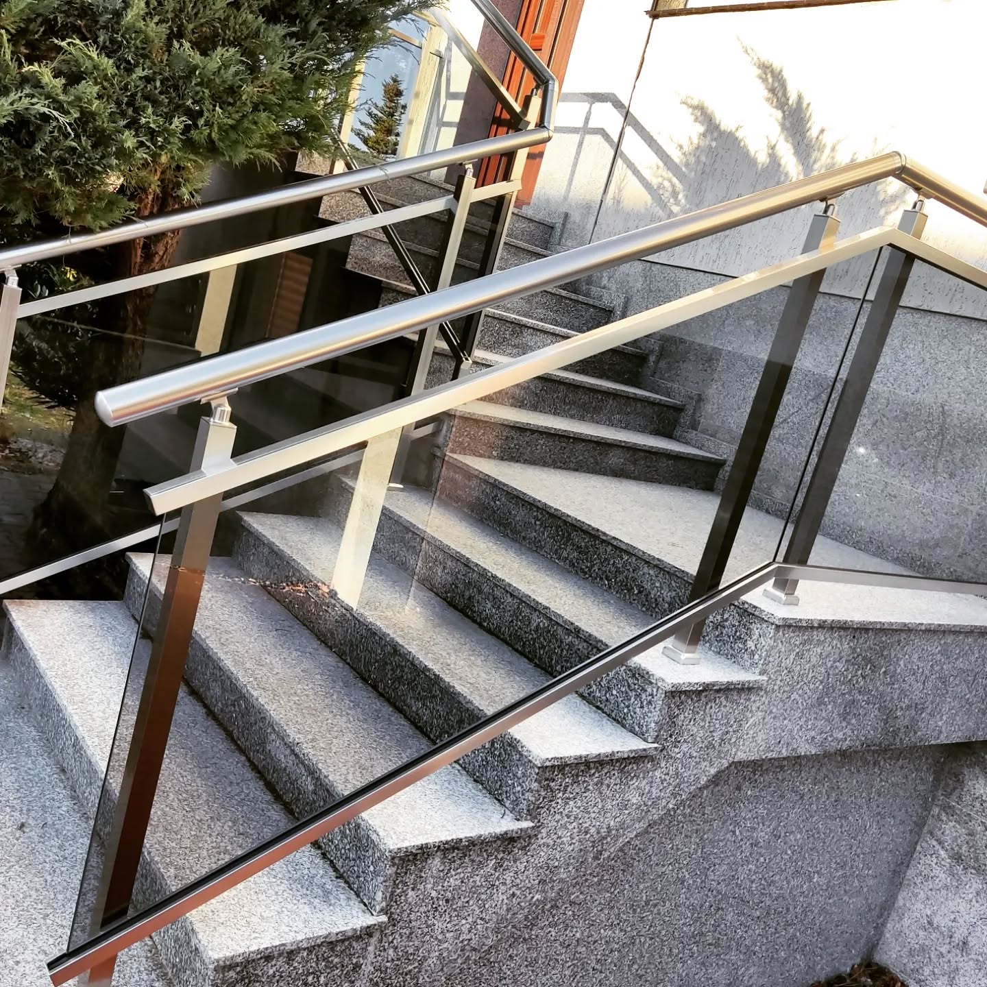 Balustrada schodowa aluminiowa wewnętrzna - montaż M-Budownictwo